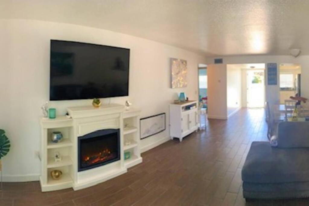 Beautiful Bright & Sparkling 2bed 1bath Retreat - Unit 212 Holiday home