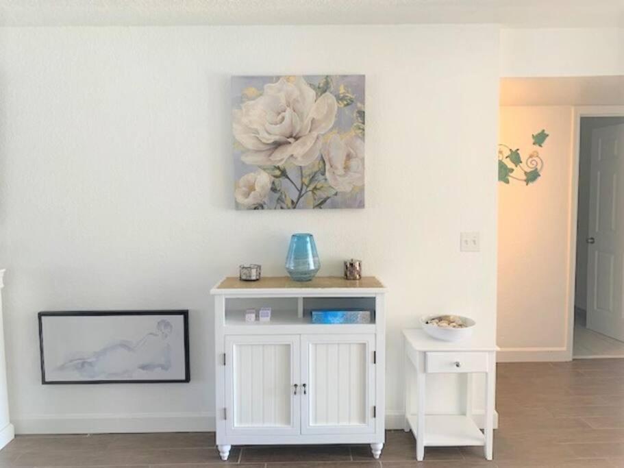 Beautiful Bright & Sparkling 2bed 1bath Retreat - Unit 212 Holiday home *