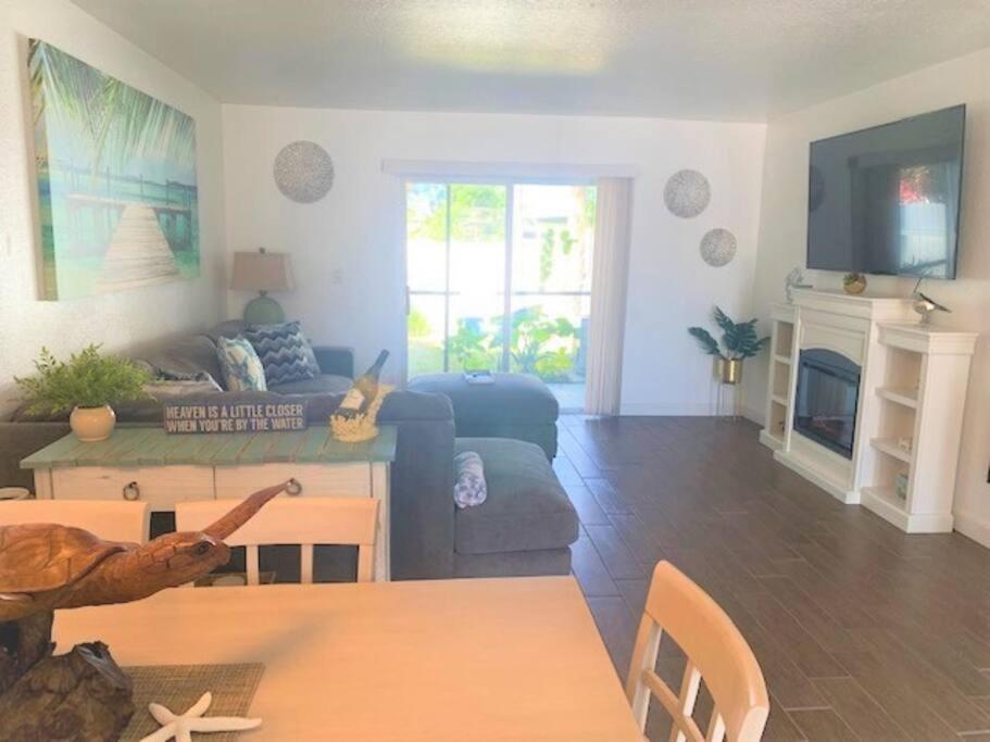 Beautiful Bright & Sparkling 2bed 1bath Retreat - Unit 212