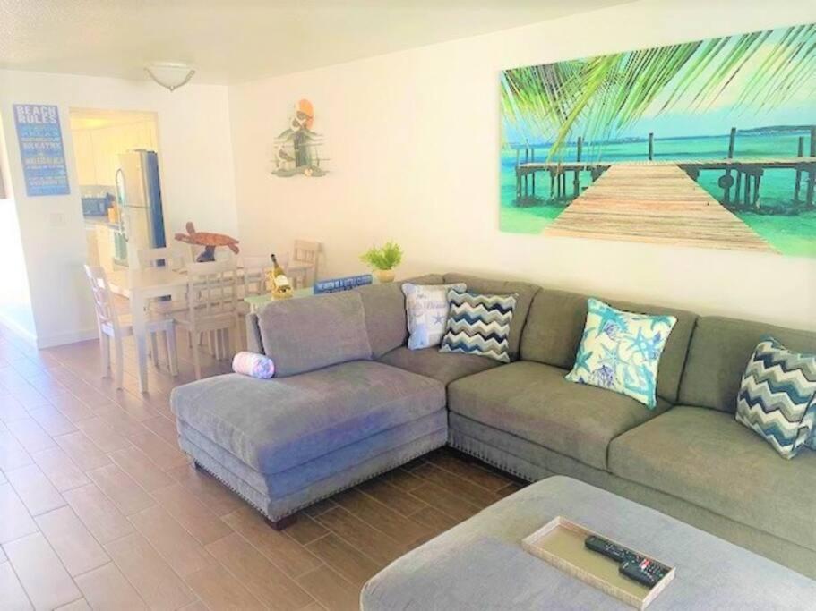 Beautiful Bright & Sparkling 2bed 1bath Retreat - Unit 212 Holiday home *