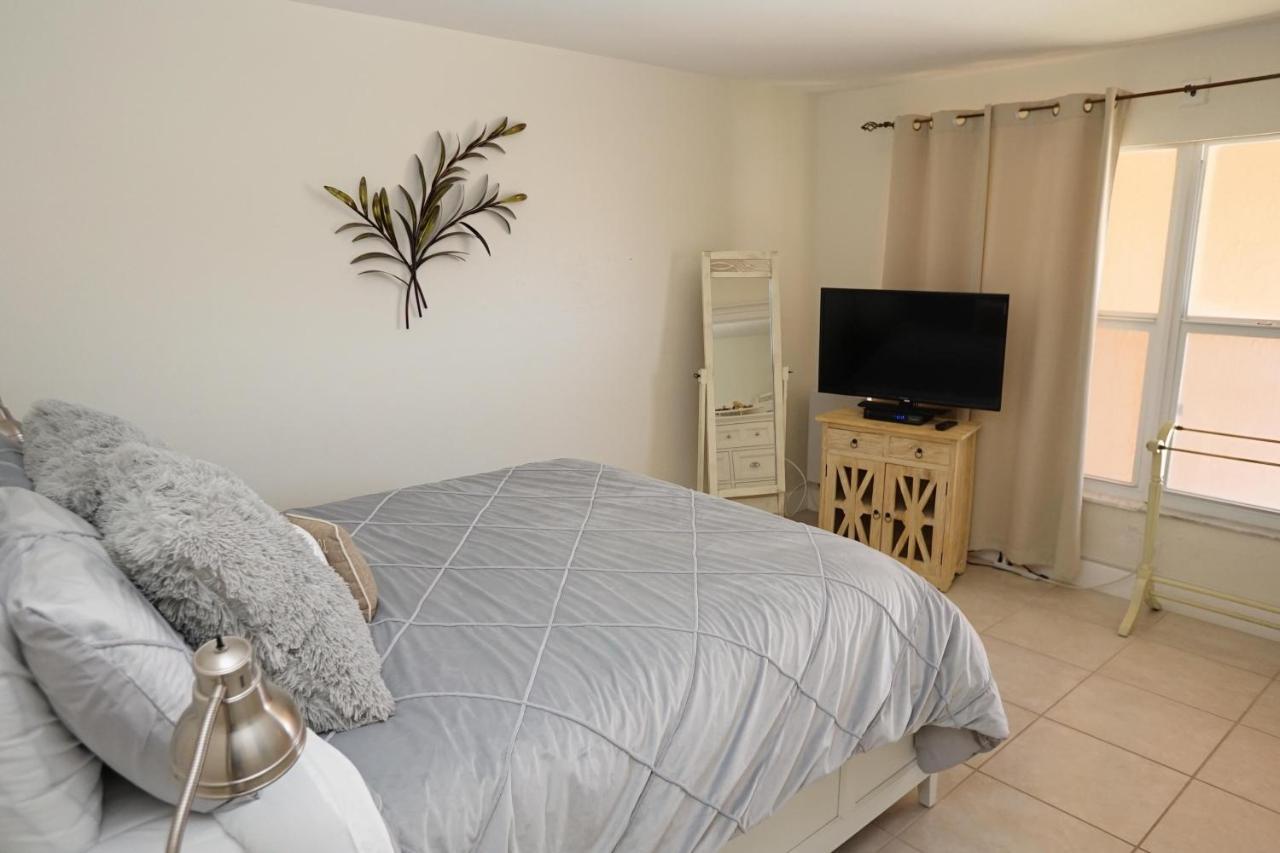 Wow! Updated Oceanfront, Pool Front Spanish Main 45! Holiday home *
