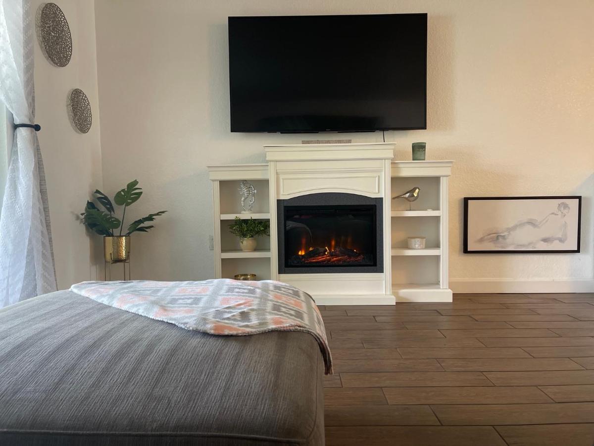 Beautiful Bright & Sparkling 2bed 1bath Retreat - Unit 212 *