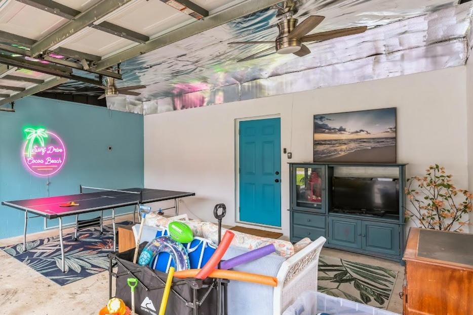 Beach House In Cocoa Beach - Steps To Beach - Game Room - Backyard With Grill - Playground Holiday home *