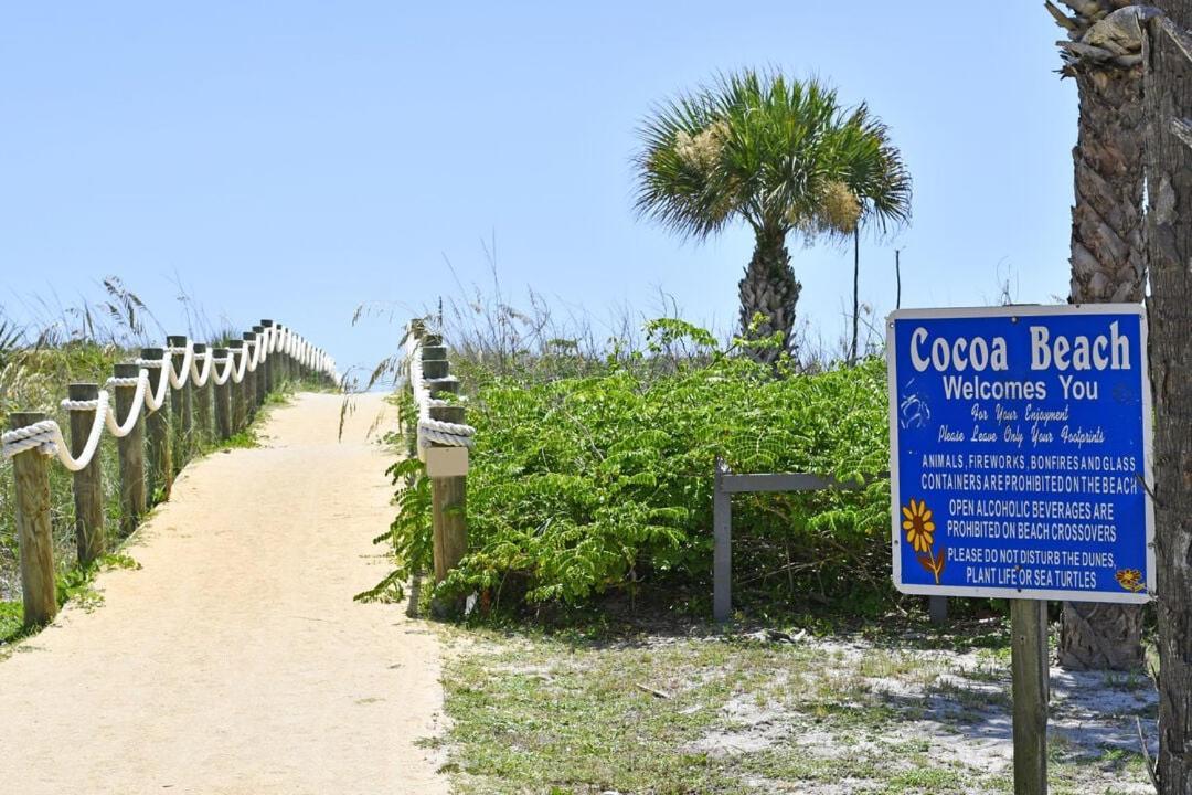 Beach House In Cocoa Beach - Steps To Beach - Game Room - Backyard With Grill - Playground