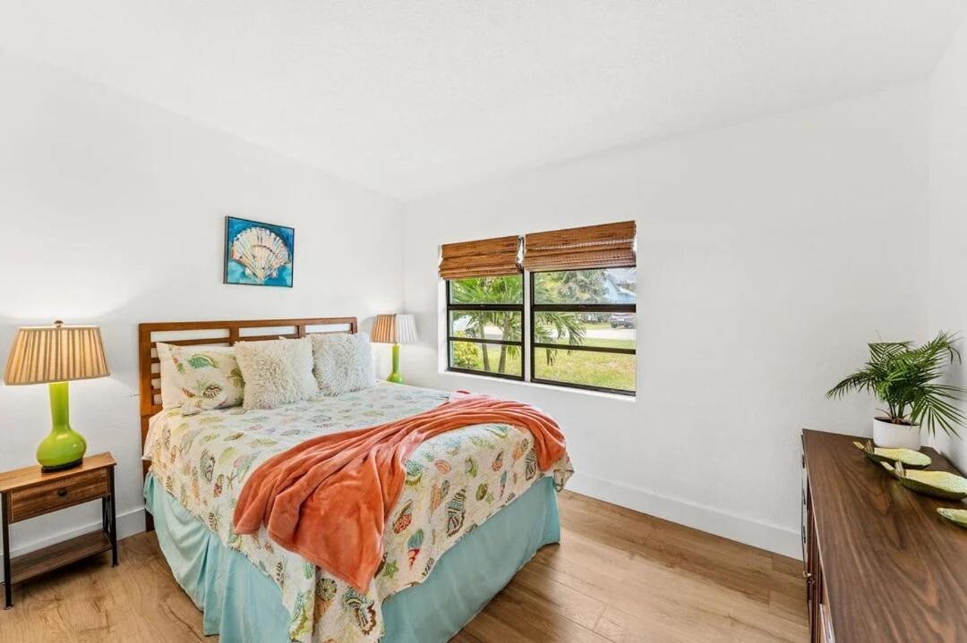 Beach House In Cocoa Beach - Steps To Beach - Game Room - Backyard With Grill - Playground *