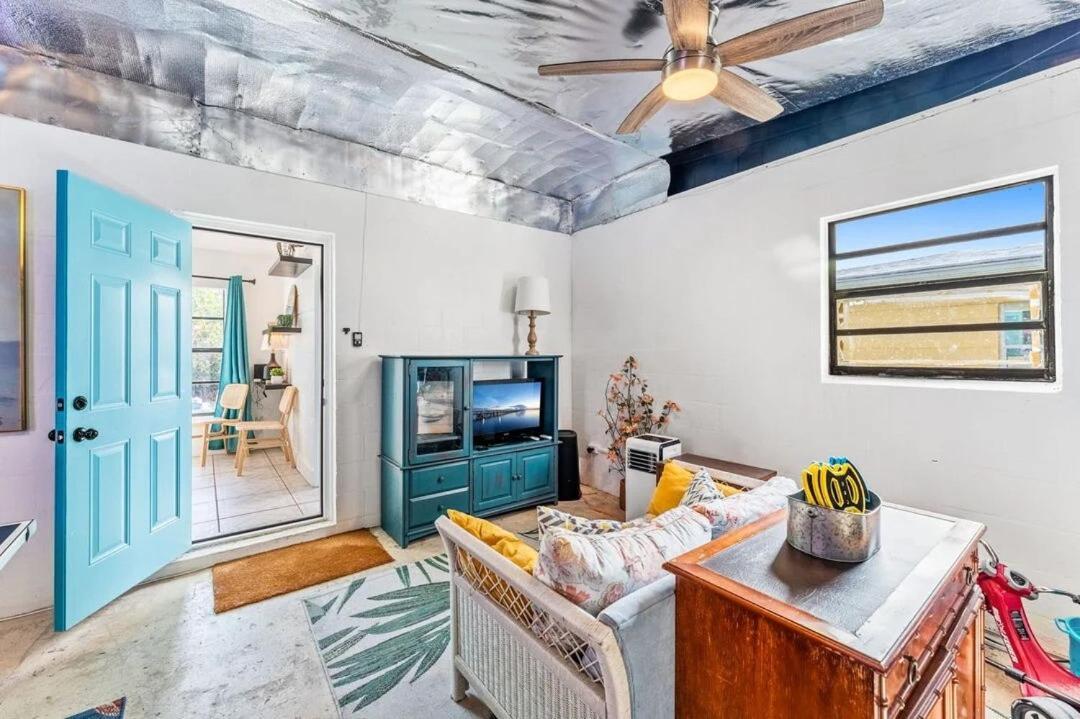Holiday home Beach House In Cocoa Beach - Steps To Beach - Game Room - Backyard With Grill - Playground *